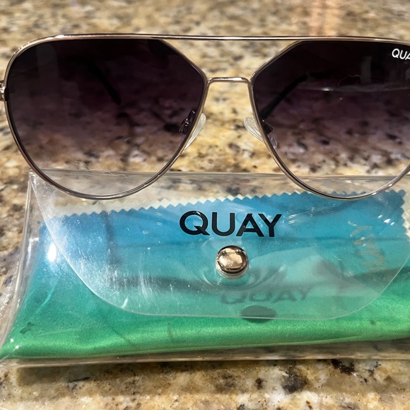Quay Sunglasses - Picture 1 of 3